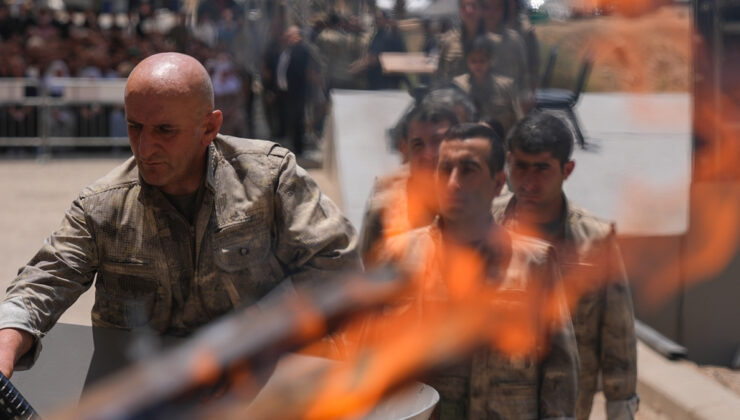 30 PKK’lı silahlarını yaktı: Ateş, sembol olarak kabul ediliyor