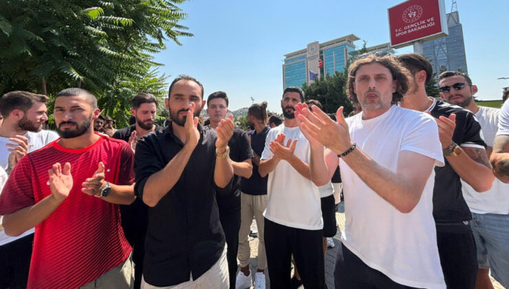 3’üncü Lig oyuncularından, Gençlik ve Spor Bakanlığı önünde basın açıklaması