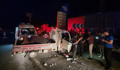 Adana’da kamyonet ile taksi çarpıştı: 4 kişi yaralandı