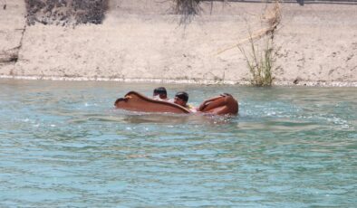 Adana’da kokutan imgeler: Çocuklar kanalda eski koltukla yüzmeye çalıştı