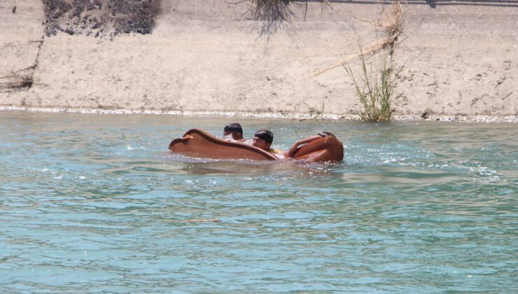 Adana’da kokutan imgeler: Çocuklar kanalda eski koltukla yüzmeye çalıştı