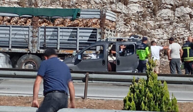 Adana’da otoyolda tıra geriden çarpan hafif ticari araçtaki 5 kişi öldü