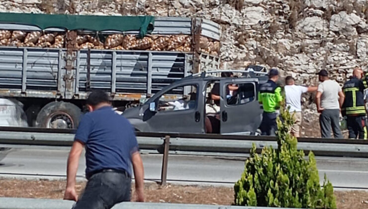 Adana’da otoyolda tıra geriden çarpan hafif ticari araçtaki 5 kişi öldü