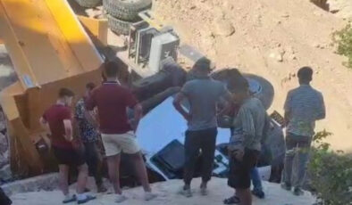 Adıyaman’da denetimden çıkan kamyon uçuruma düştü