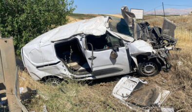 Adıyaman’da hafif ticari araç şarampole devrildi: 1 ağır yaralı