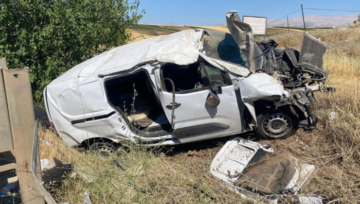 Adıyaman’da hafif ticari araç şarampole devrildi: 1 ağır yaralı