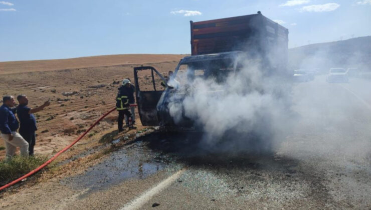 Adıyaman’da traktör römorku taşıyan kurtarıcı kamyonette yangın