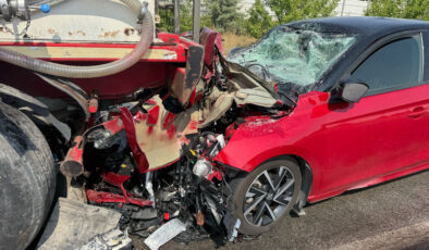 Afyonkarahisar’da araba süt tankerine çarptı