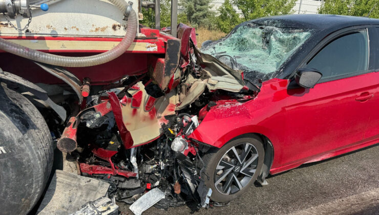 Afyonkarahisar’da araba süt tankerine çarptı