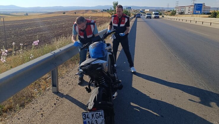 Afyonkarahisar’da bariyerlere çarpan motosiklet 30 metre sürüklendi: 1 meyyit