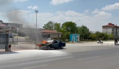 Afyonkarahisar’da seyir halindeki arabadan alevler yükseldi