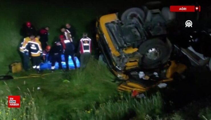 Ağrı’da şarampole devrilen tırın şoförü hayatını kaybetti