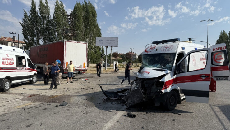Ankara’da tır ile ambulans çarpıştı: 5 yaralı