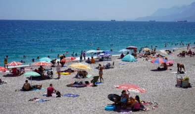 Antalya Konyaaltı Sahili’ne Turist akını