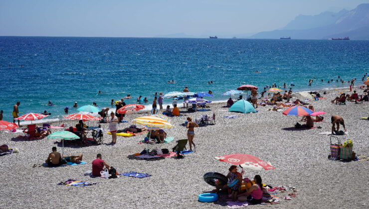 Antalya Konyaaltı Sahili’ne Turist akını
