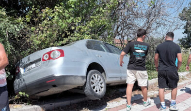 Antalya’da araba kaldırıma çıkıp asılı kaldı: Kazayı burunları bile kanamadan atlattılar