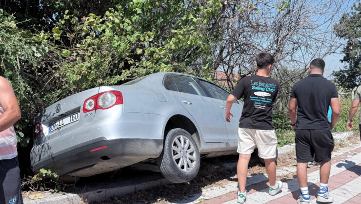Antalya’da araba kaldırıma çıkıp asılı kaldı: Kazayı burunları bile kanamadan atlattılar