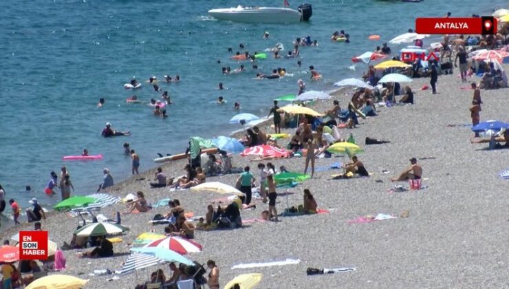 Antalya’da bunaltan sıcaklıkta kıyılar doldu
