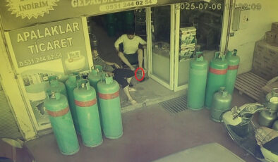 Antalya’da dükkana giren yılan, esnafı sokağa fırlattı