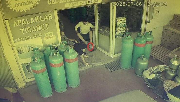 Antalya’da dükkana giren yılan, esnafı sokağa fırlattı