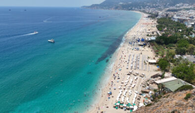 Antalya’da kavurucu sıcaklarda turist akını: Kleopatra Plajı doldu taştı