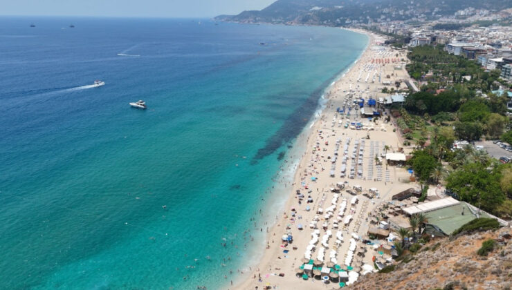 Antalya’da kavurucu sıcaklarda turist akını: Kleopatra Plajı doldu taştı