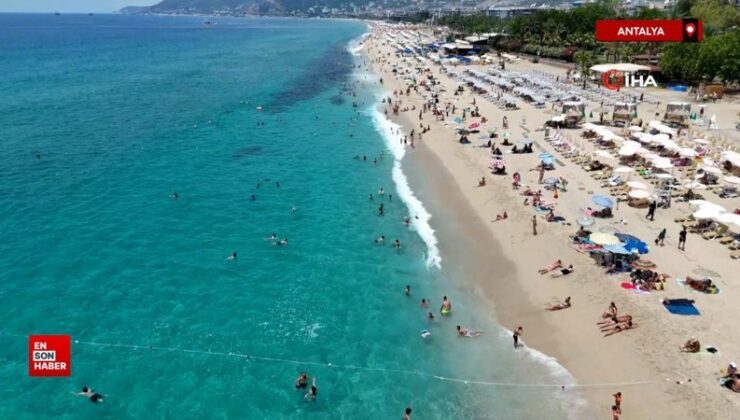 Antalya’da serinlemek isteyen turistler soluğu Kleopatra plajında aldılar