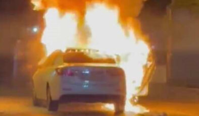 Antalya’da seyir halindeyken yanmaya başlayan araba, alev topuna döndü