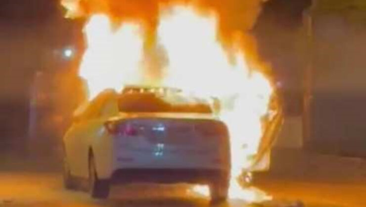 Antalya’da seyir halindeyken yanmaya başlayan araba, alev topuna döndü