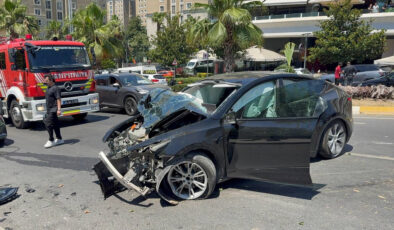 Ataşehir’de araba ağaca çarptı: 4 yaralı