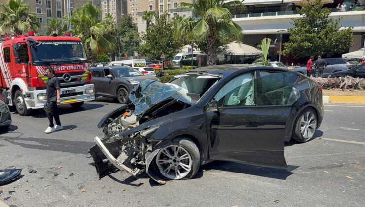 Ataşehir’de araba ağaca çarptı: 4 yaralı