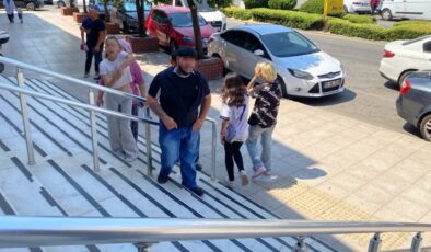 Aydın’da bir çocuğu başından bıçakladı: Kız kardeşi gazetecilere el hareketi yaptı