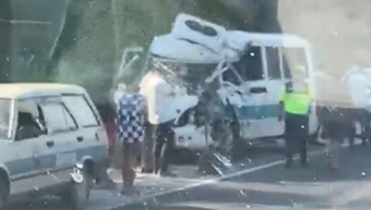 Aydın’da yolcu minibüsü kamyonla çarpıştı