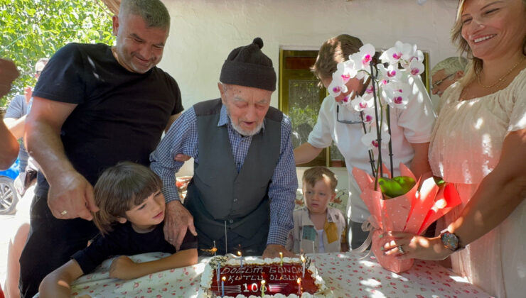 Balıkesir’de 100 yaşına giren Recep Ercan doğum gününü kutladı