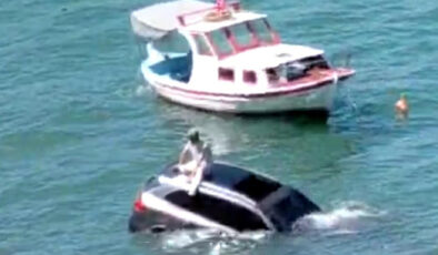 Balıkesir’de araba denize uçtu: Şoför üzerinde oturup yardım bekledi