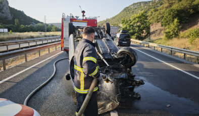 Bilecik’te araba beton bariyere çarptı