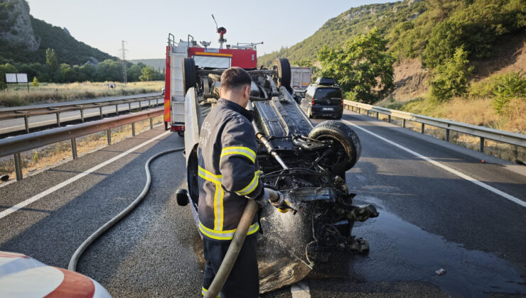 Bilecik’te araba beton bariyere çarptı