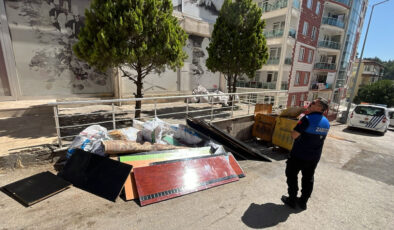 Bilecik’te zabıta etrafa hurda atan şahsı yakaladı: Seyyar satıcı çıktı