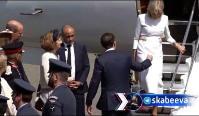 Brigitte Macron, uçaktan inerken Emmanuel Macron’un elini tersledi