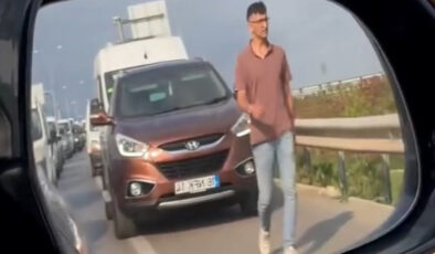 Bursa’da bir genç emniyet şeridini ihlal eden şoförleri, yürüyerek cezalandırdı
