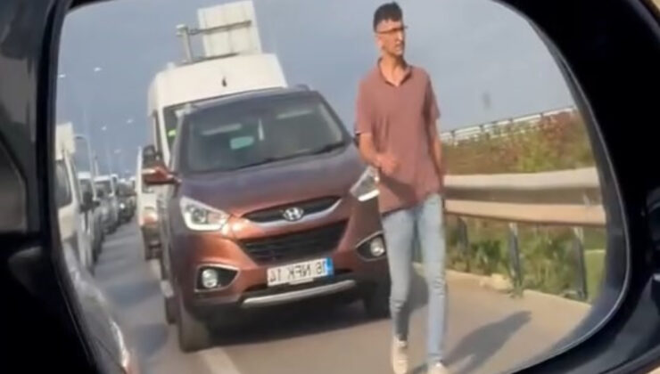 Bursa’da bir genç emniyet şeridini ihlal eden şoförleri, yürüyerek cezalandırdı