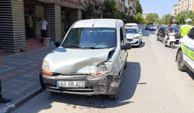 Bursa’da iki aracın baş başa çarpıştığı kazada 4 kişi yaralandı