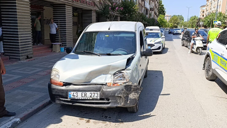 Bursa’da iki aracın baş başa çarpıştığı kazada 4 kişi yaralandı