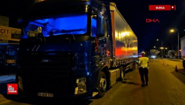 Bursa’da motosiklet park halindeki tıra çarptı