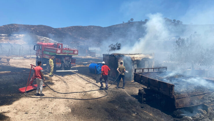 Çanakkale’de makilik alandaki yangın ahır ve römorkları küle çevirdi