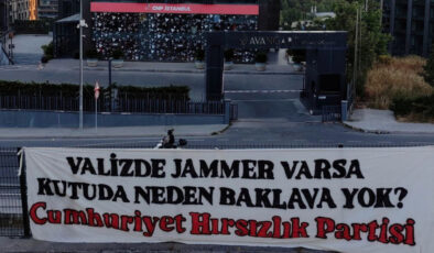 CHP İstanbul Vilayet Başkanlığı’nın karşısına asılan pankart gündem oldu