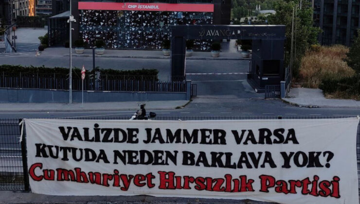 CHP İstanbul Vilayet Başkanlığı’nın karşısına asılan pankart gündem oldu