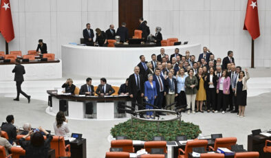CHP’liler TBMM’de kürsüyü işgal etti