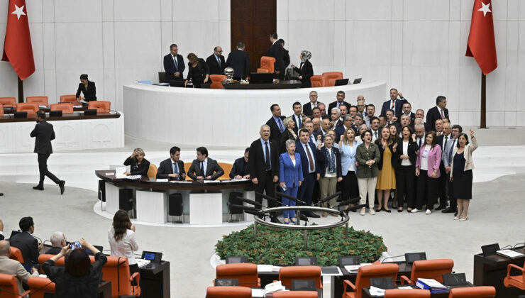 CHP’liler TBMM’de kürsüyü işgal etti