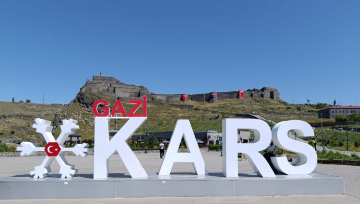 Cumhurbaşkanı Erdoğan’ın davetiyle Kars Kalesi bayraklarla donatıldı